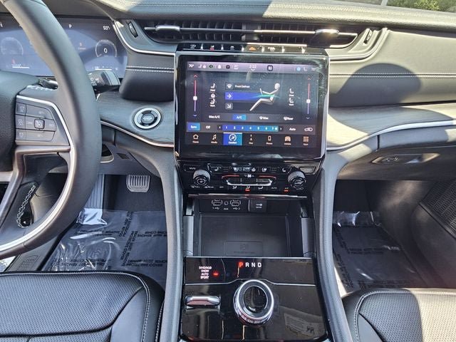 Used 2023 Jeep Grand Cherokee Limited w/ Luxury Tech Group II AWD/4WD image 24