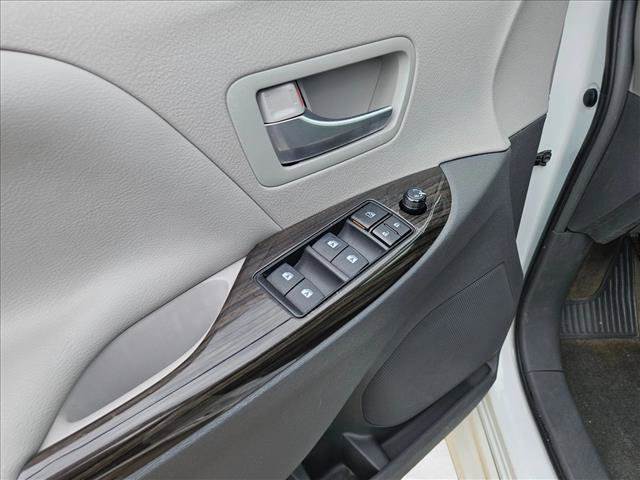 Used 2018 Toyota Sienna XLE FWD image 13