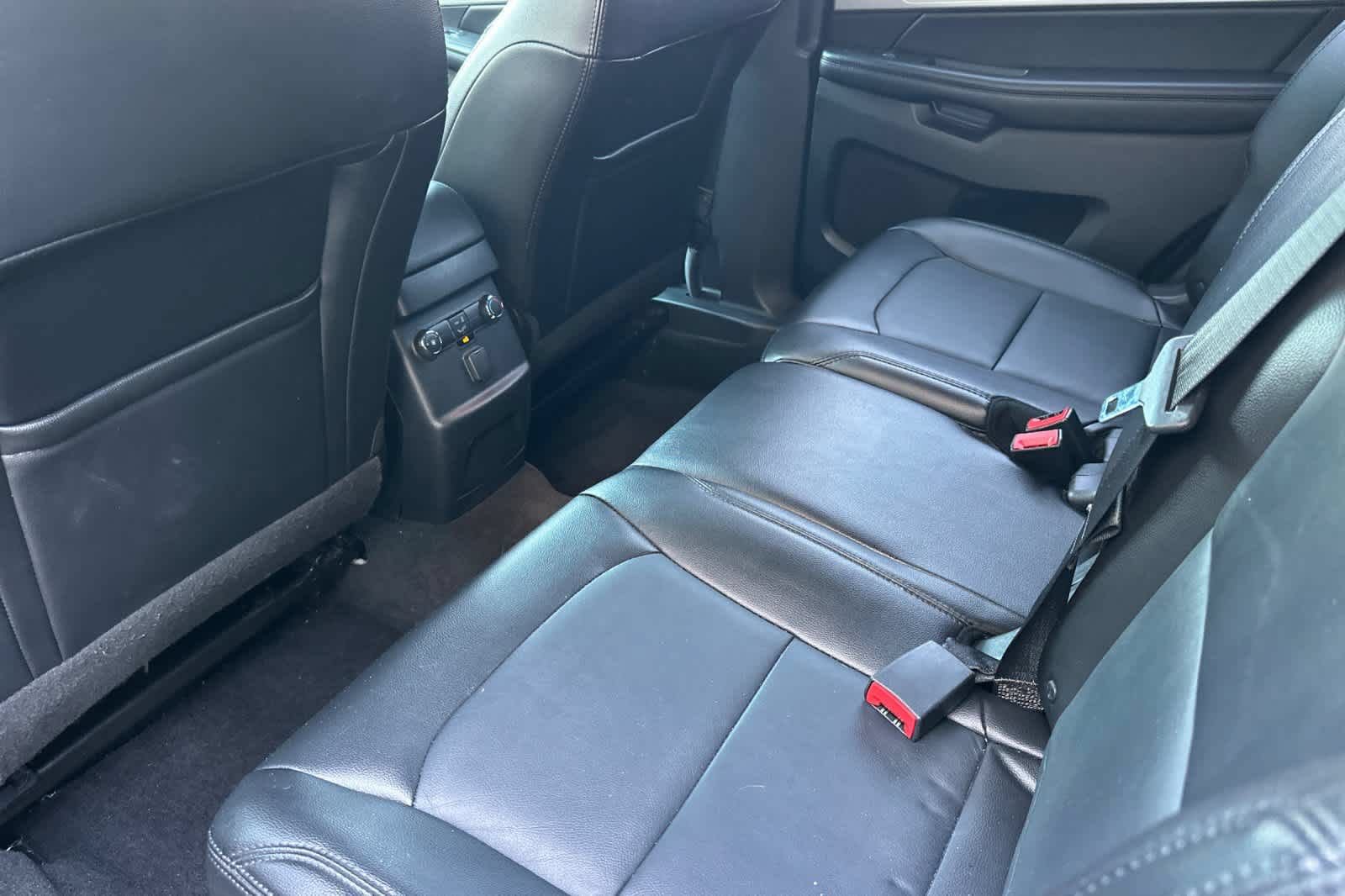 Used 2016 Ford Explorer XLT w/ Equipment Group 202A FWD image 4