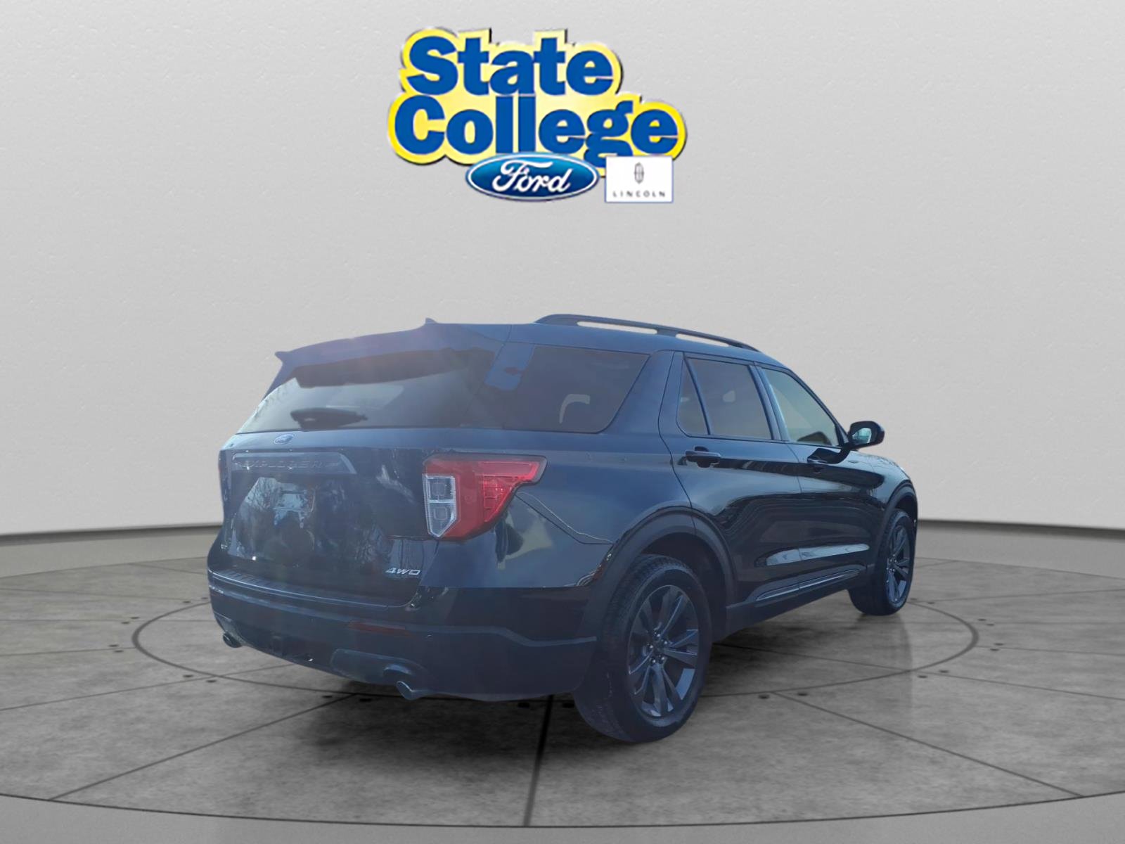 Used 2023 Ford Explorer XLT w/ Equipment Group 202A image 4