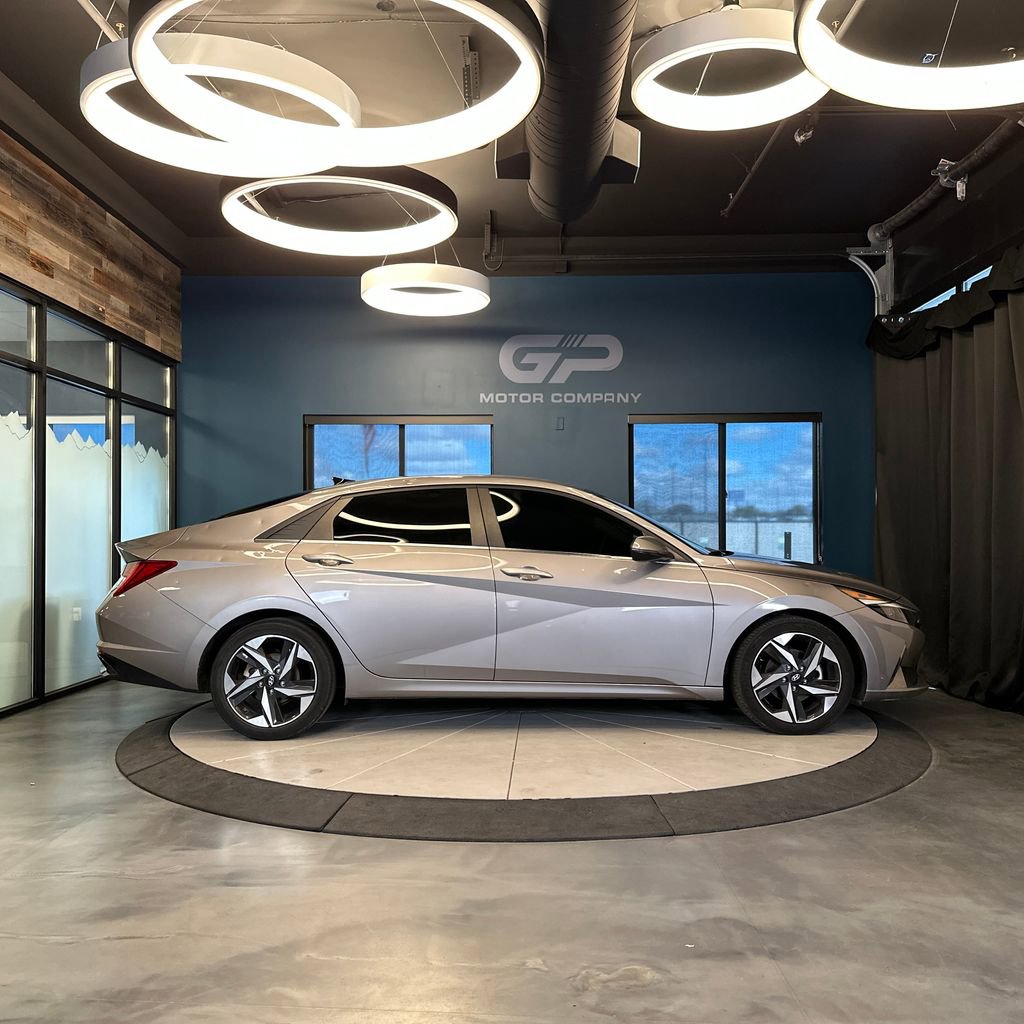 Used 2021 Hyundai Elantra SEL w/ Convenience + Premium Package image 2