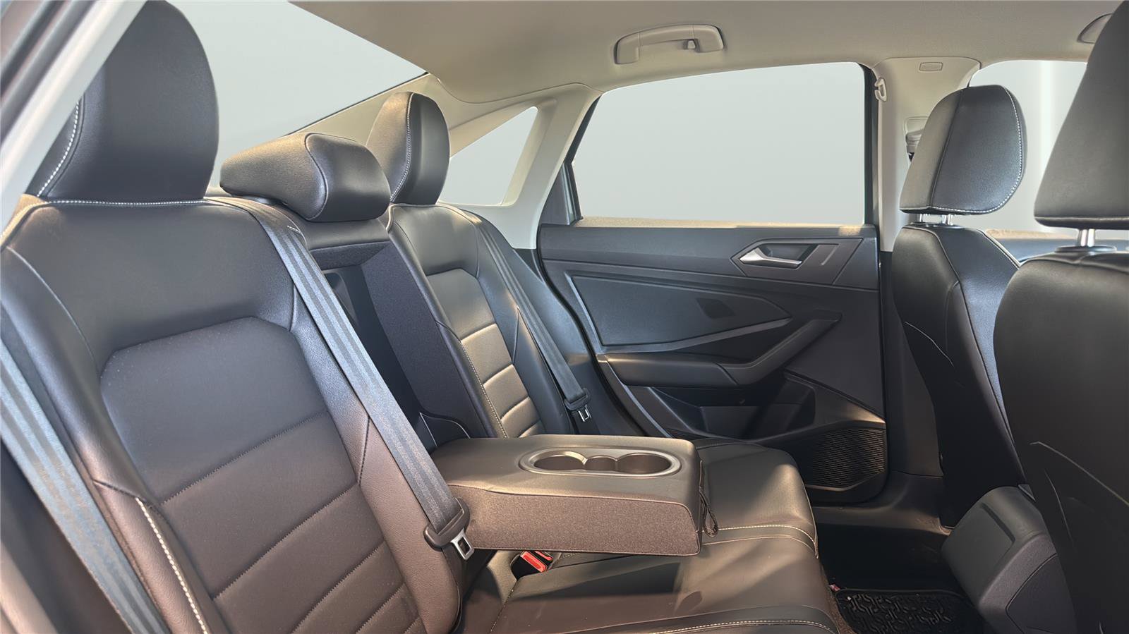 Used 2022 Volkswagen Jetta SE FWD image 17