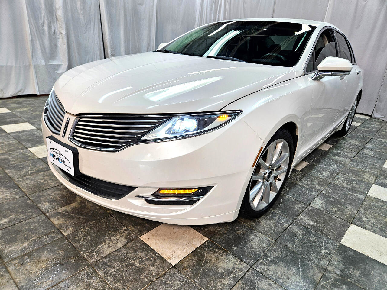 Used 2016 Lincoln MKZ image 2