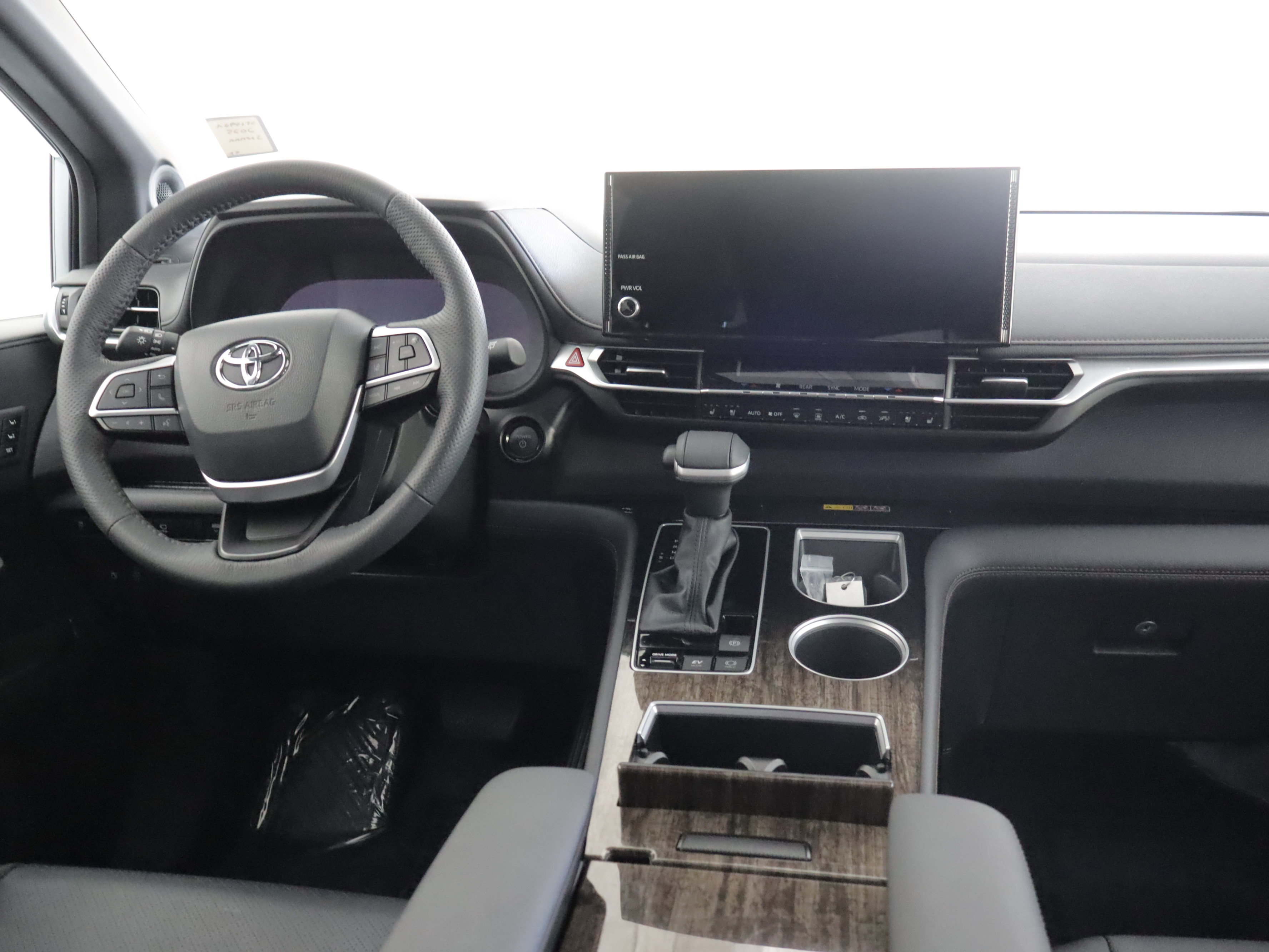 Used 2025 Toyota Sienna Platinum image 2