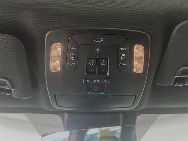 Used 2025 Toyota Sienna Platinum image 19