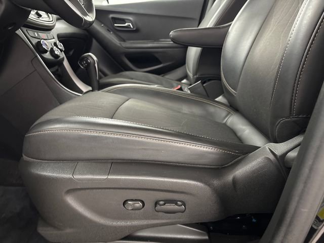 Used 2022 Chevrolet Trax LT w/ LT Convenience Package image 11