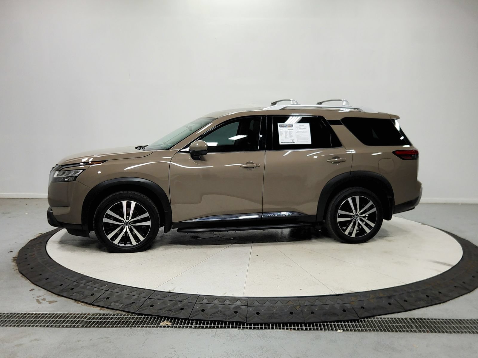 Used 2023 Nissan Pathfinder Platinum w/ Cargo Package AWD/4WD image 5