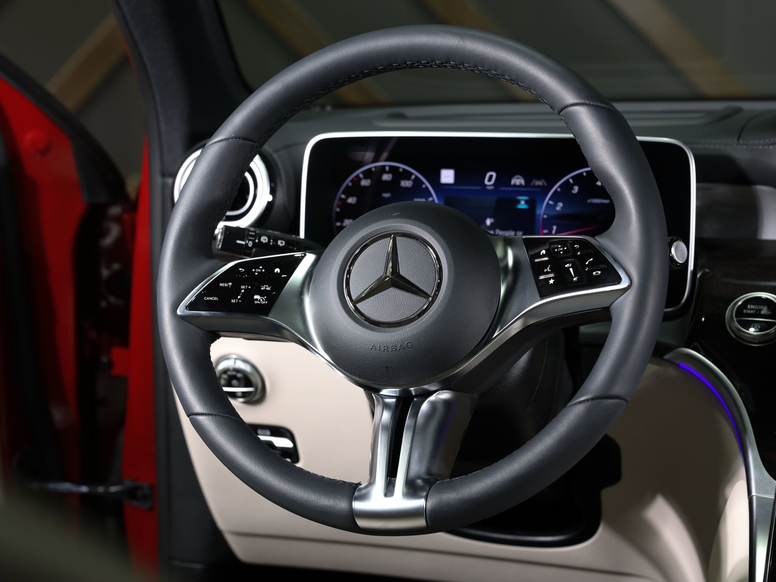 Used 2025 Mercedes-Benz GLC 300 4MATIC image 29