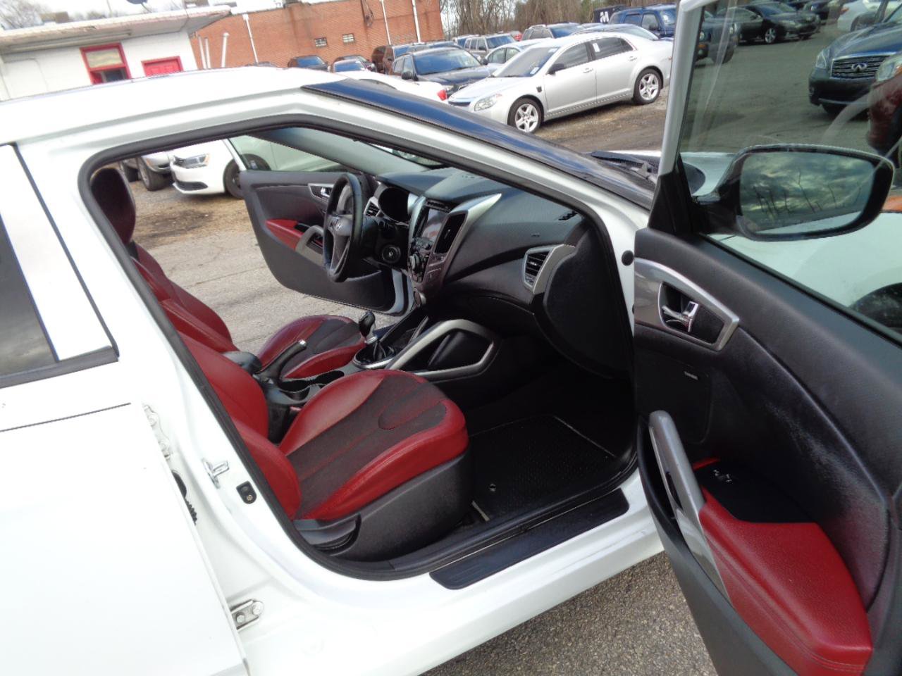 Used 2012 Hyundai Veloster Base w/ Style Pkg image 16