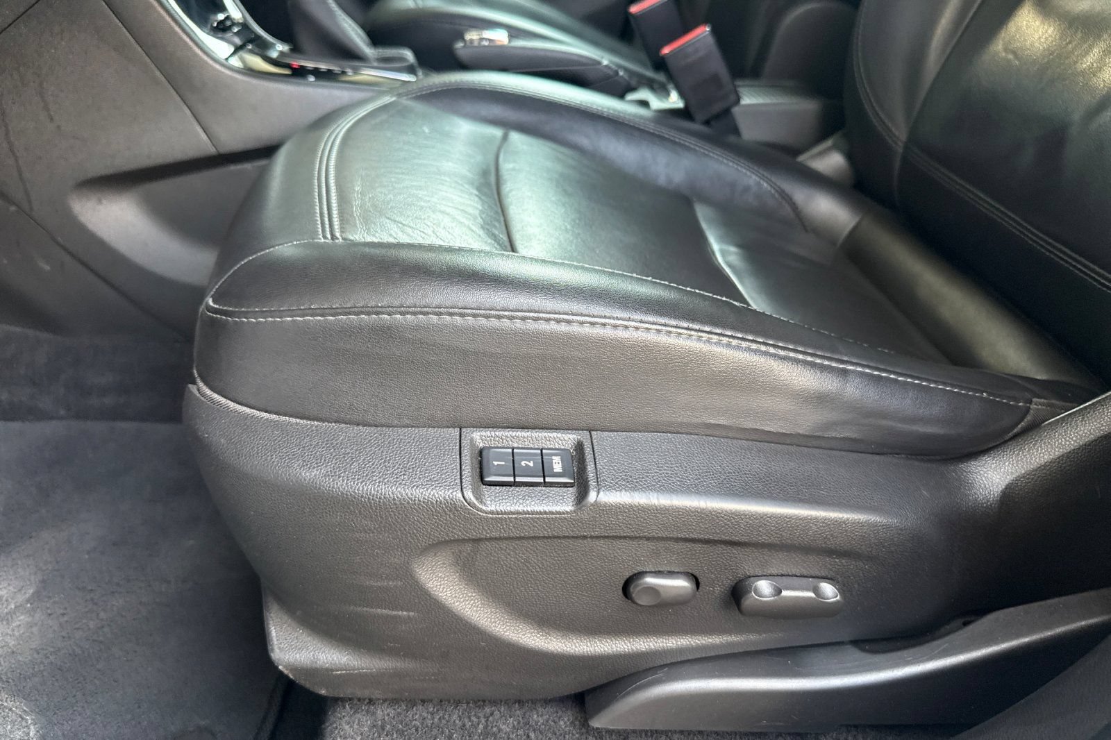 Used 2018 Buick Encore Essence FWD image 12