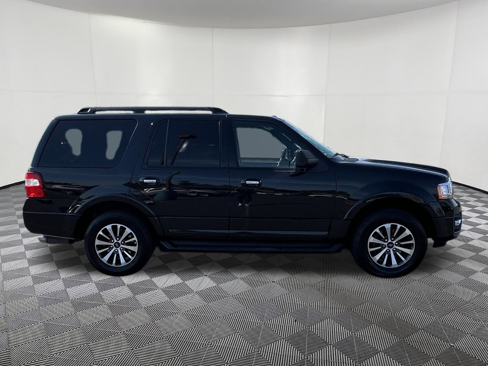 Used 2015 Ford Expedition XLT image 7