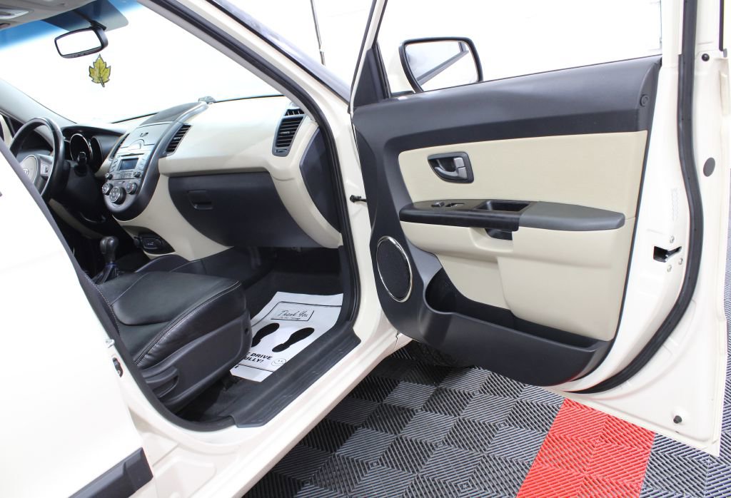 Used 2011 Kia Soul ! FWD image 20