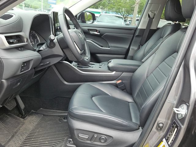 Used 2023 Toyota Highlander XLE FWD image 4