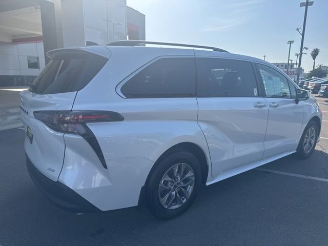 Certified 2026 Toyota Sienna XLE FWD image 7