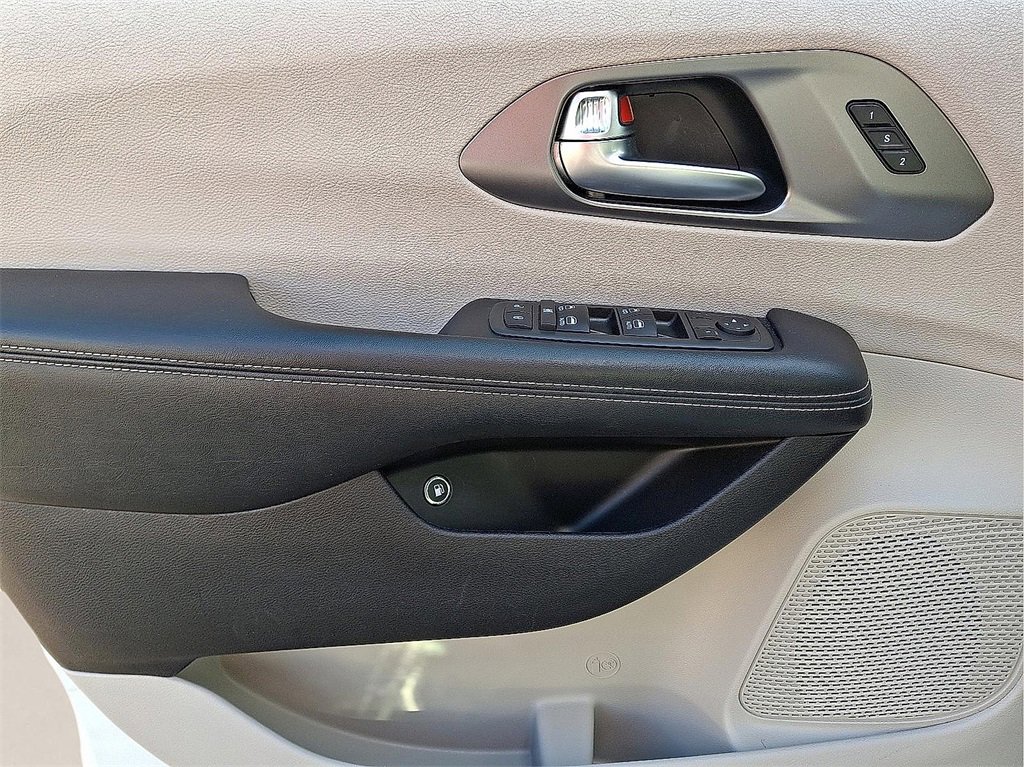 Used 2022 Chrysler Pacifica Touring-L w/ Uconnect Theater Family Group image 13