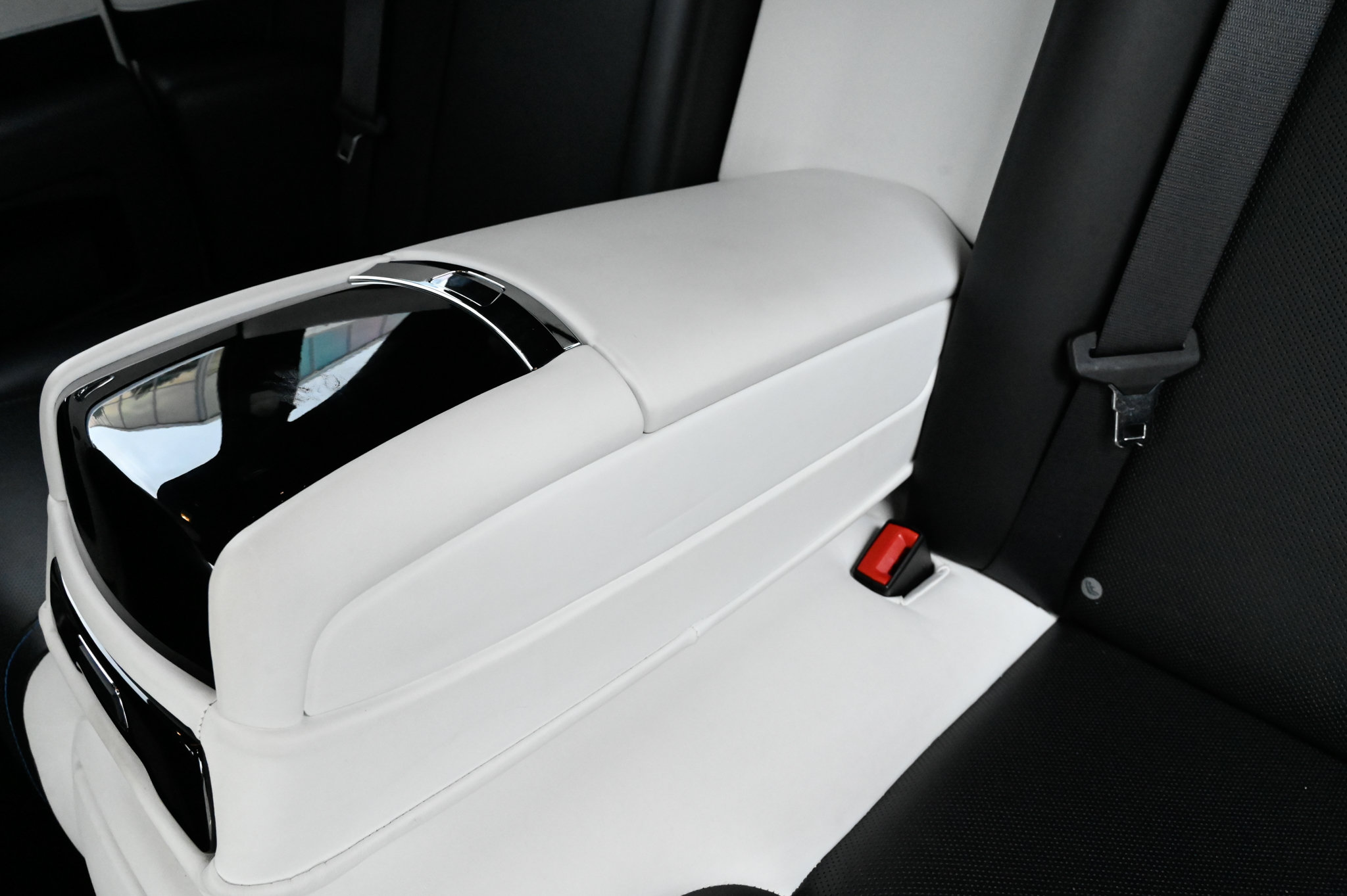 Used 2018 Rolls-Royce Ghost RWD image 40