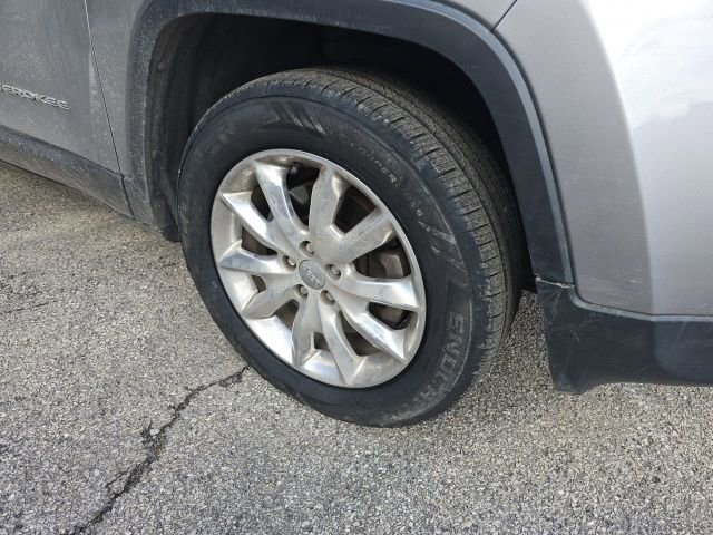 Used 2017 Jeep Cherokee Limited image 8