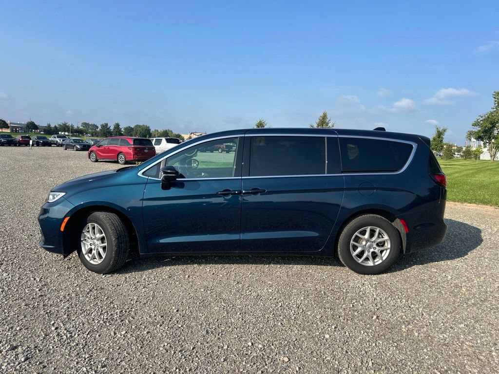 Used 2025 Chrysler Pacifica Select FWD image 5