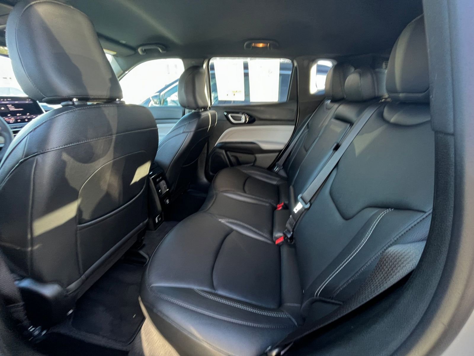 Used 2025 Jeep Compass Limited image 27