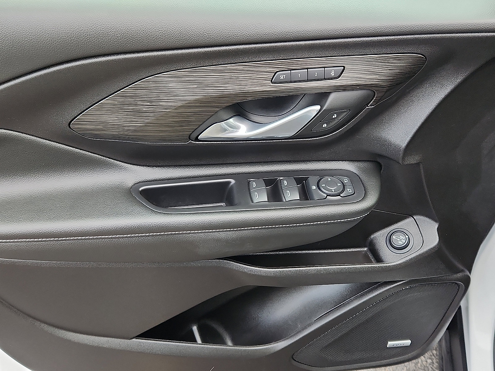 Used 2024 GMC Terrain SLT w/ Infotainment Package II image 13