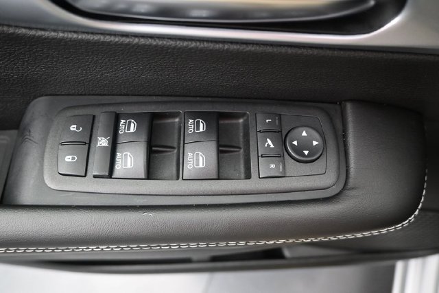 Used 2026 Chrysler Pacifica Limited FWD image 10
