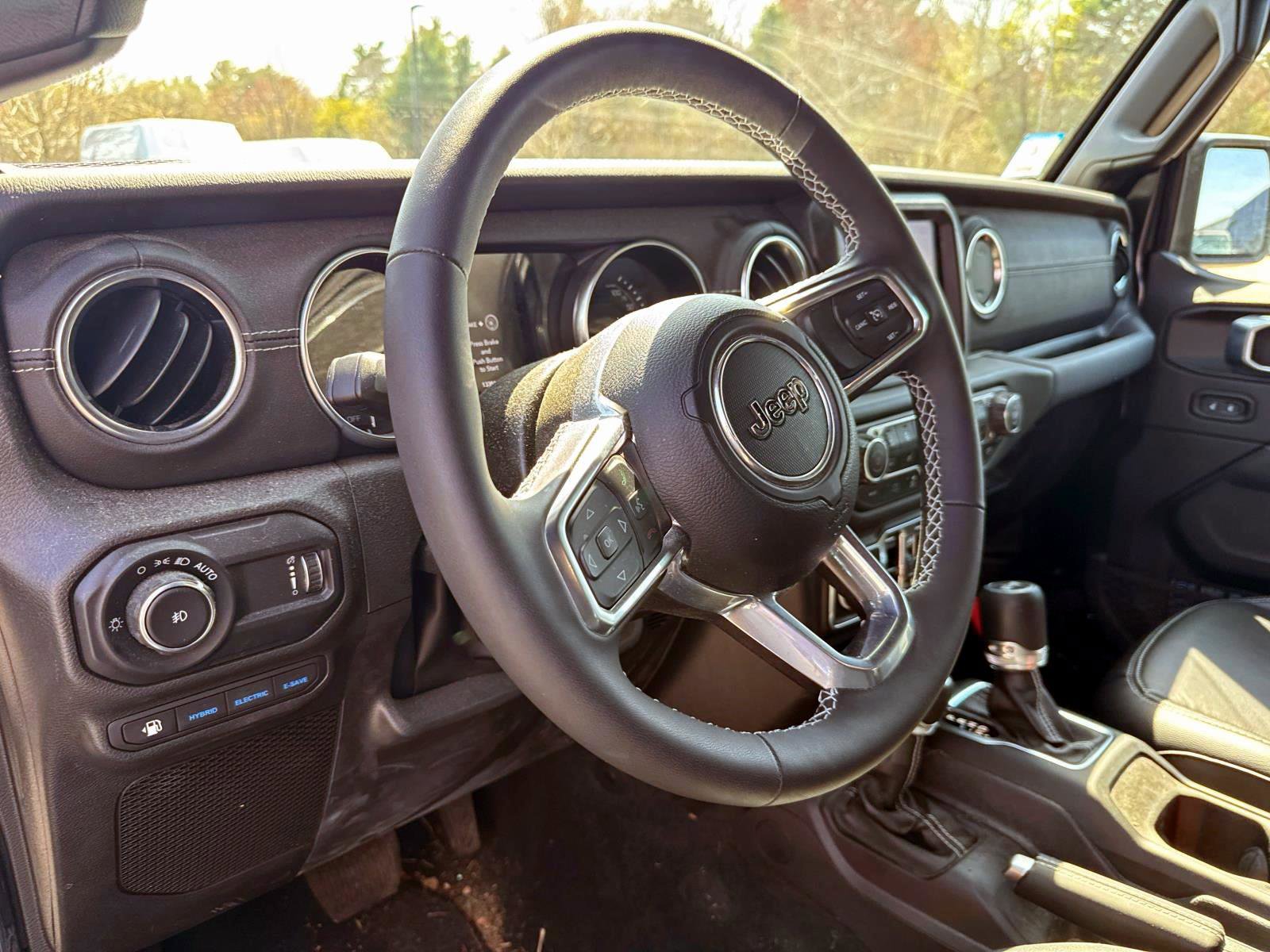 Used 2023 Jeep Wrangler Unlimited Sahara w/ Cold Weather Group AWD/4WD image 9