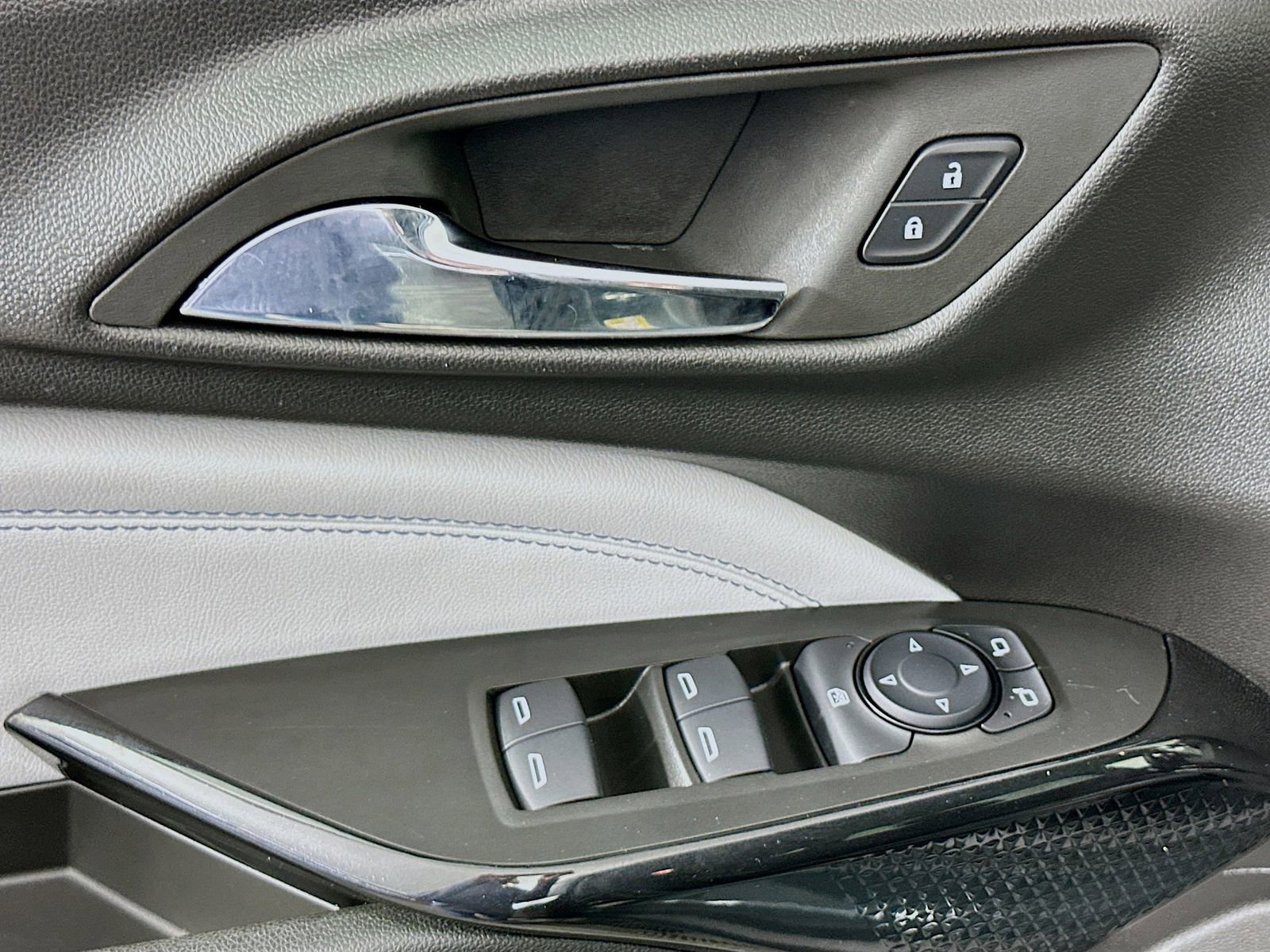 Used 2025 Chevrolet Trax LT w/ LT Convenience Package image 19