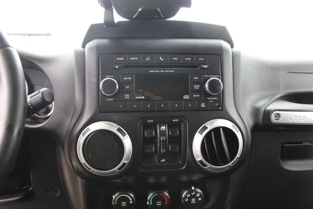 Used 2015 Jeep Wrangler Unlimited Rubicon w/ Connectivity Group AWD/4WD image 32