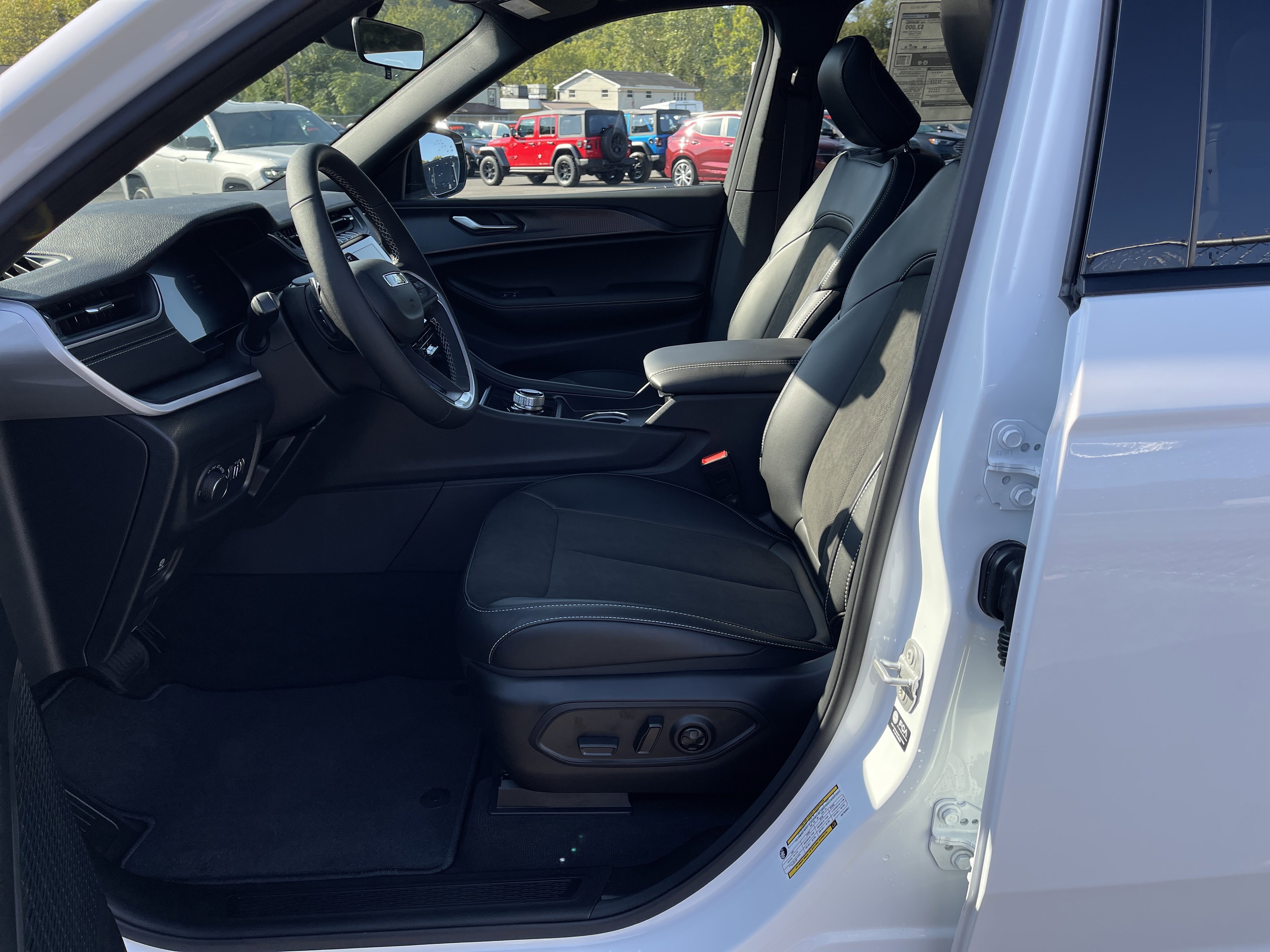 New 2025 Jeep Grand Cherokee L Altitude image 10