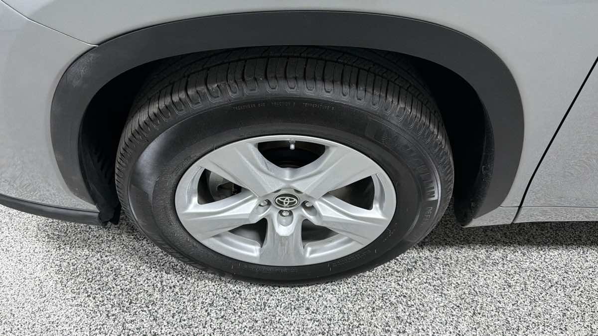Used 2021 Toyota Highlander LE FWD image 43