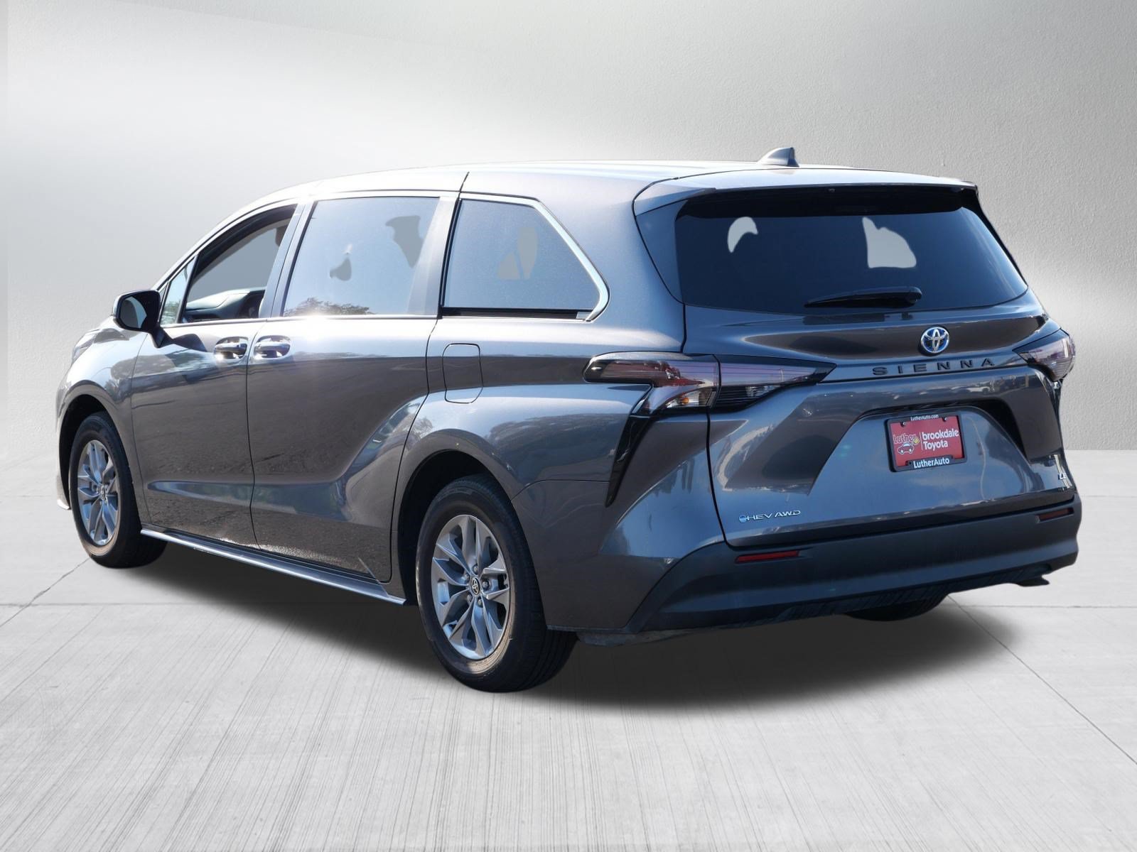 Used 2025 Toyota Sienna LE AWD/4WD image 5