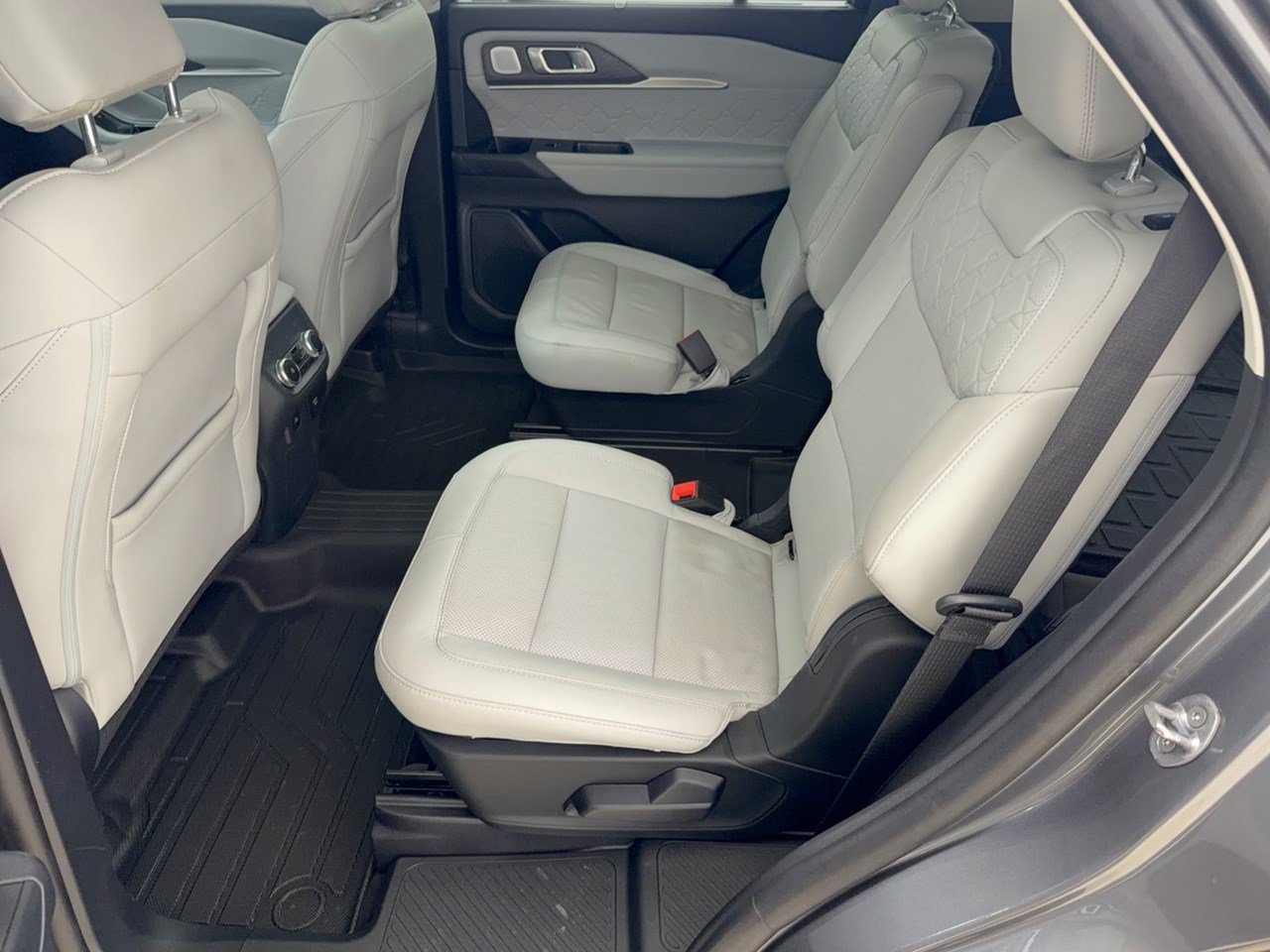 Used 2025 Ford Explorer Platinum w/ LUX Leather Package AWD/4WD image 25