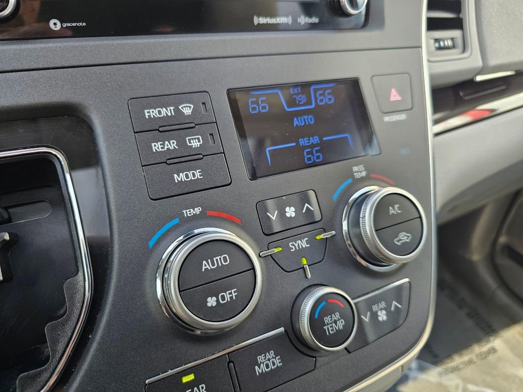Used 2018 Toyota Sienna XLE w/ XLE Navigation Package AWD/4WD image 32