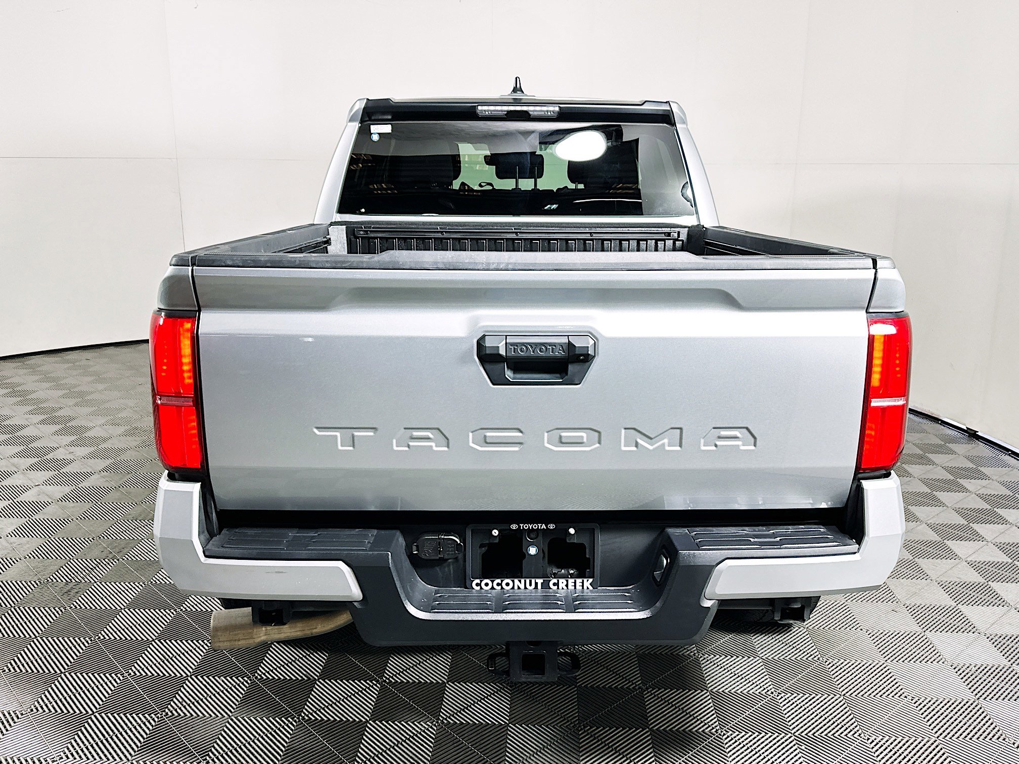 Used 2025 Toyota Tacoma SR5 image 4