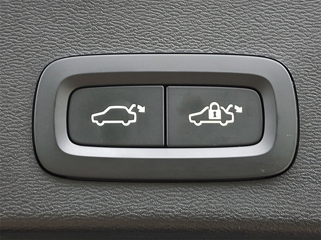 Used 2020 Volvo XC40 T5 R-Design w/ Protection Package Premier image 29