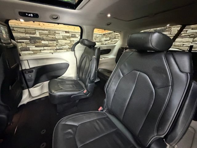 Used 2017 Chrysler Pacifica Limited w/ UConnect Theater Package FWD image 32