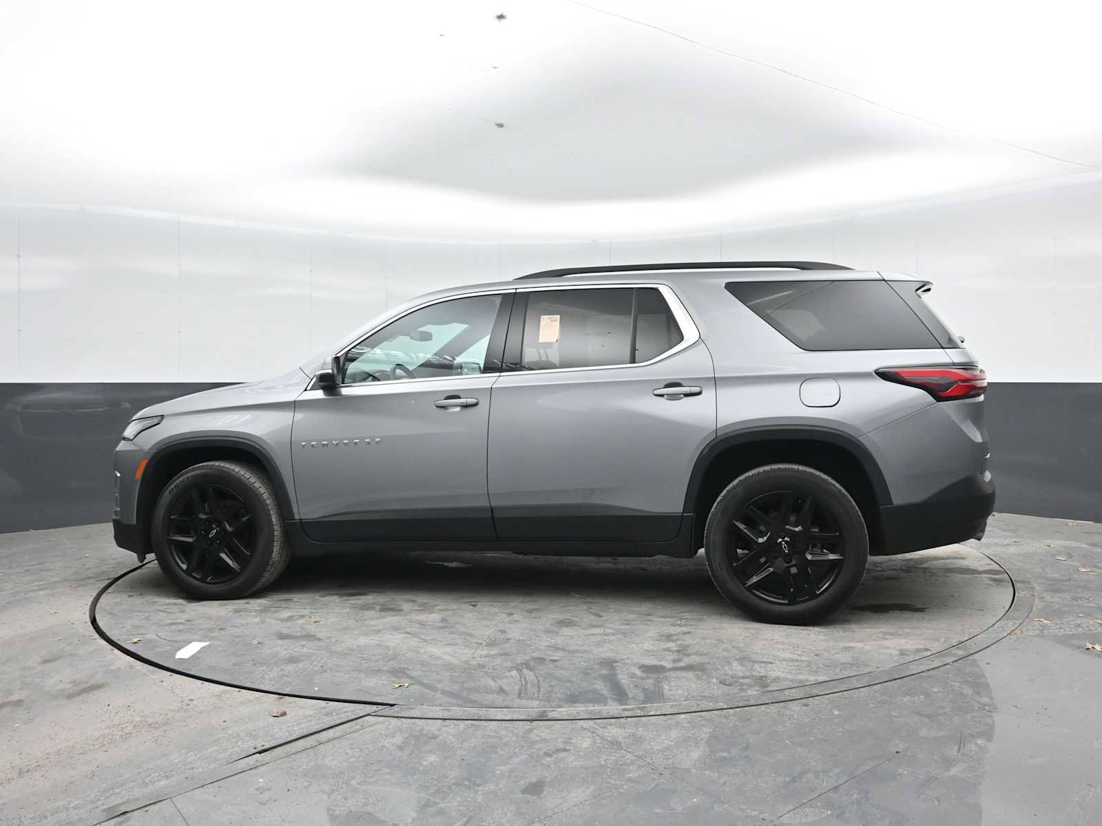Used 2023 Chevrolet Traverse LT FWD image 3