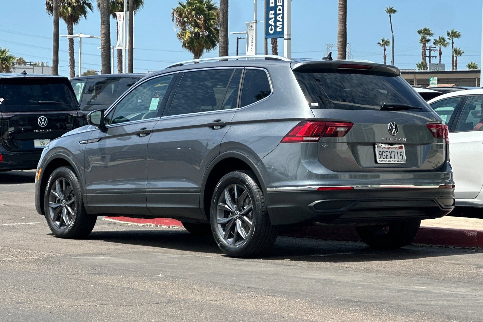 Used 2023 Volkswagen Tiguan SE w/ Panoramic Sunroof Package FWD image 7