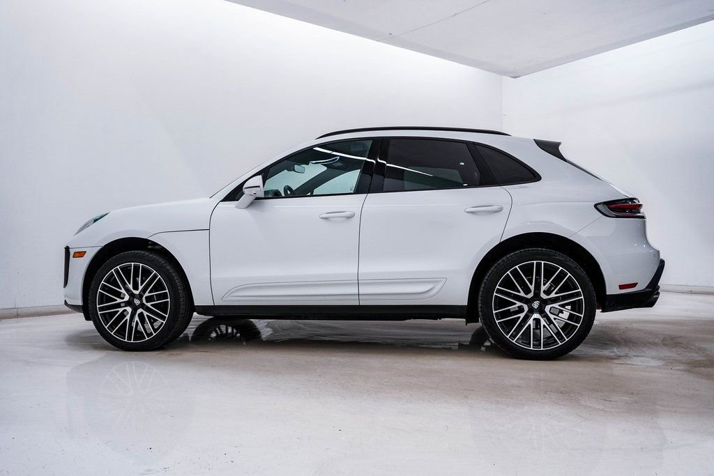 Certified 2025 Porsche Macan image 2