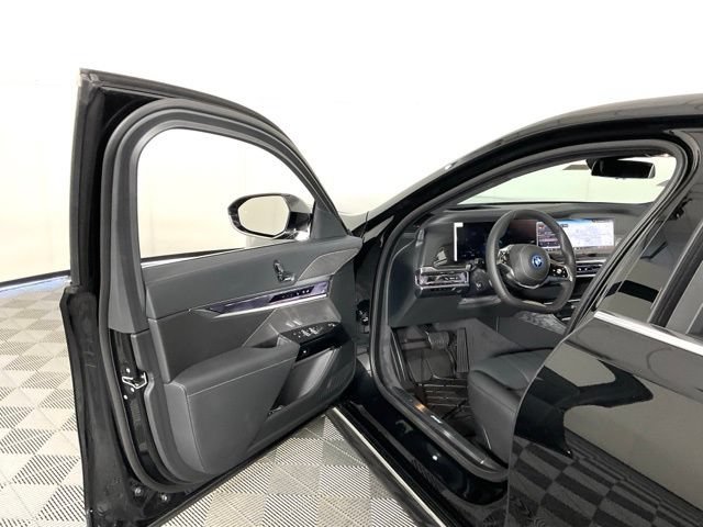 Used 2024 BMW i7 xDrive60 RWD image 25