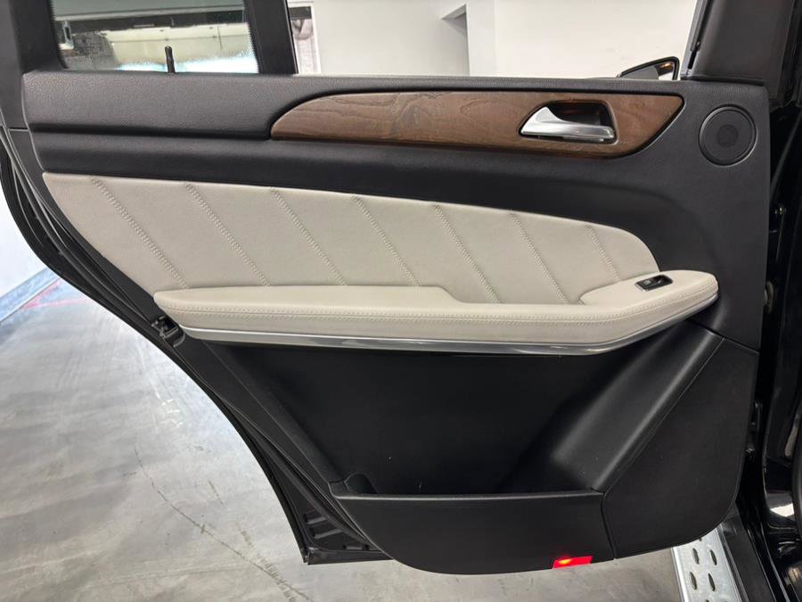 Used 2015 Mercedes-Benz GL 550 4MATIC image 31