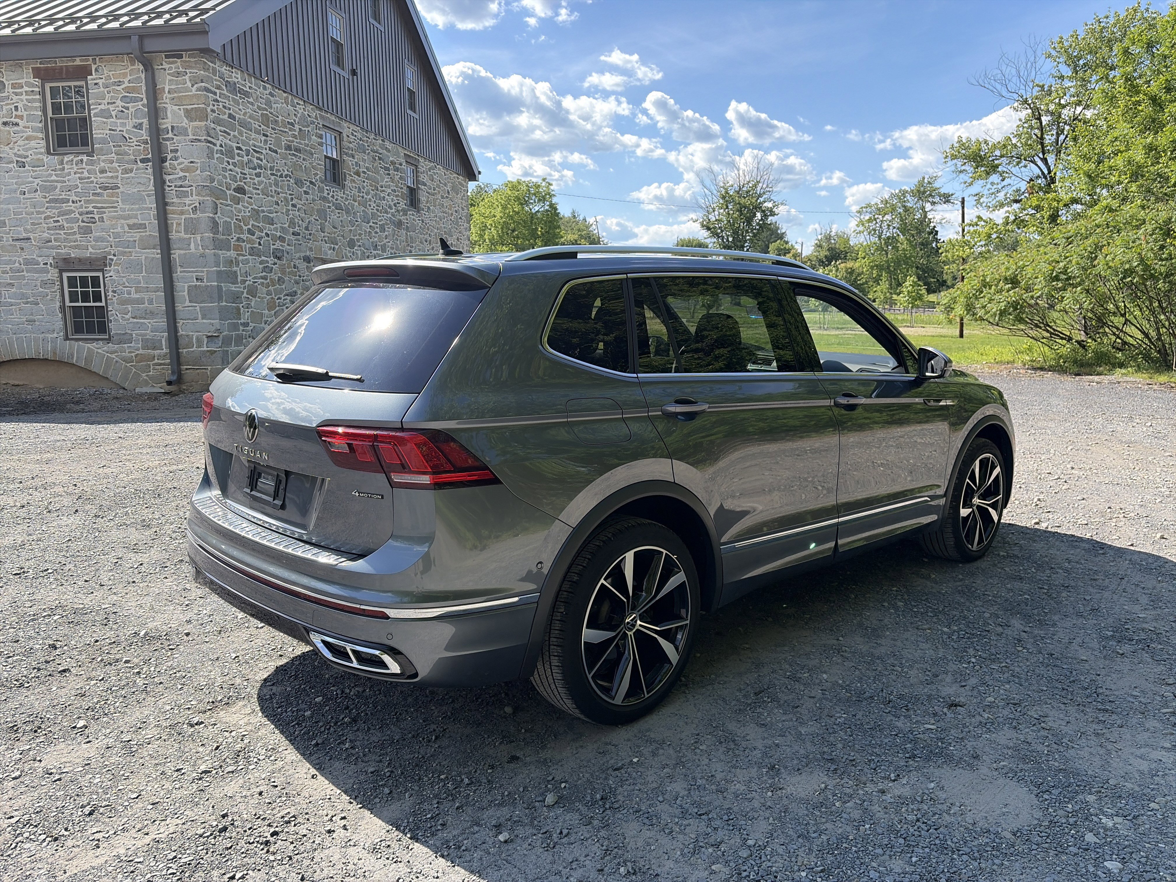 Used 2022 Volkswagen Tiguan SEL R-Line AWD/4WD image 5