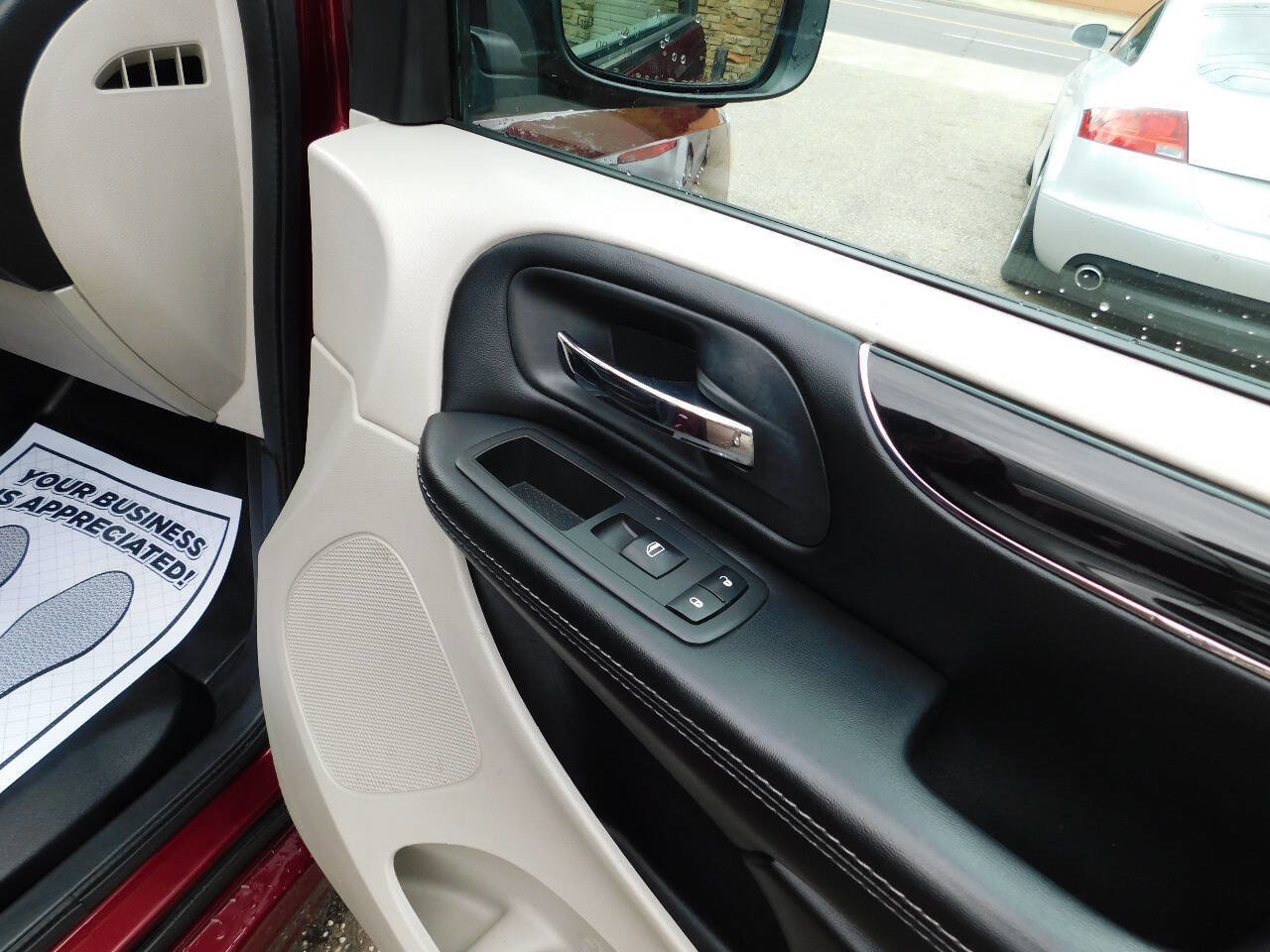 Used 2018 Dodge Grand Caravan SXT image 26