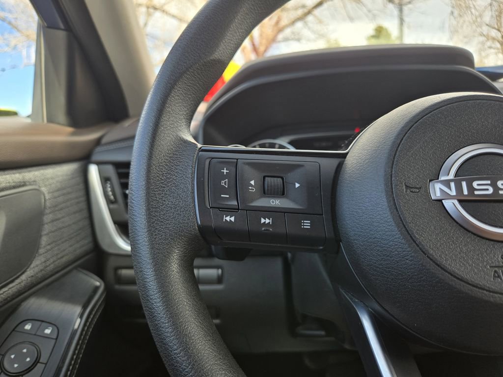 Used 2023 Nissan Rogue SV image 17