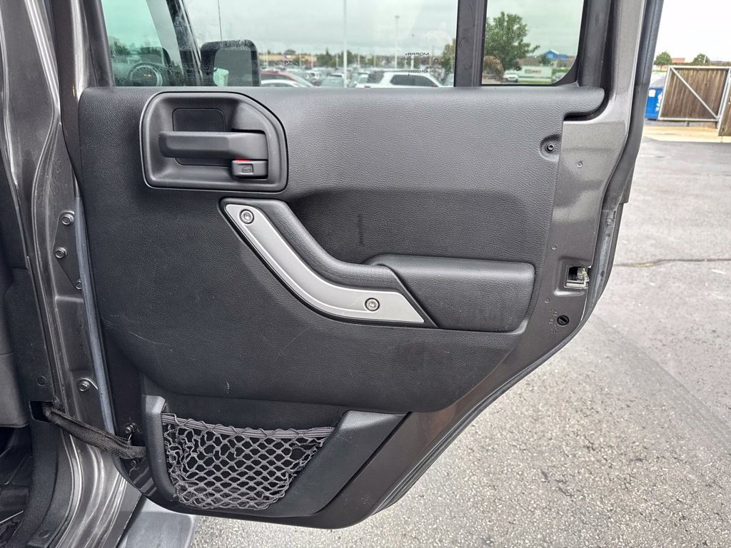 Used 2016 Jeep Wrangler Unlimited Sahara w/ Dual Top Group AWD/4WD image 28