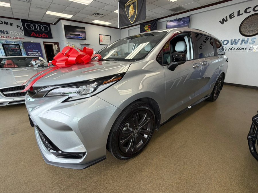 Used 2025 Toyota Sienna XSE FWD image 11