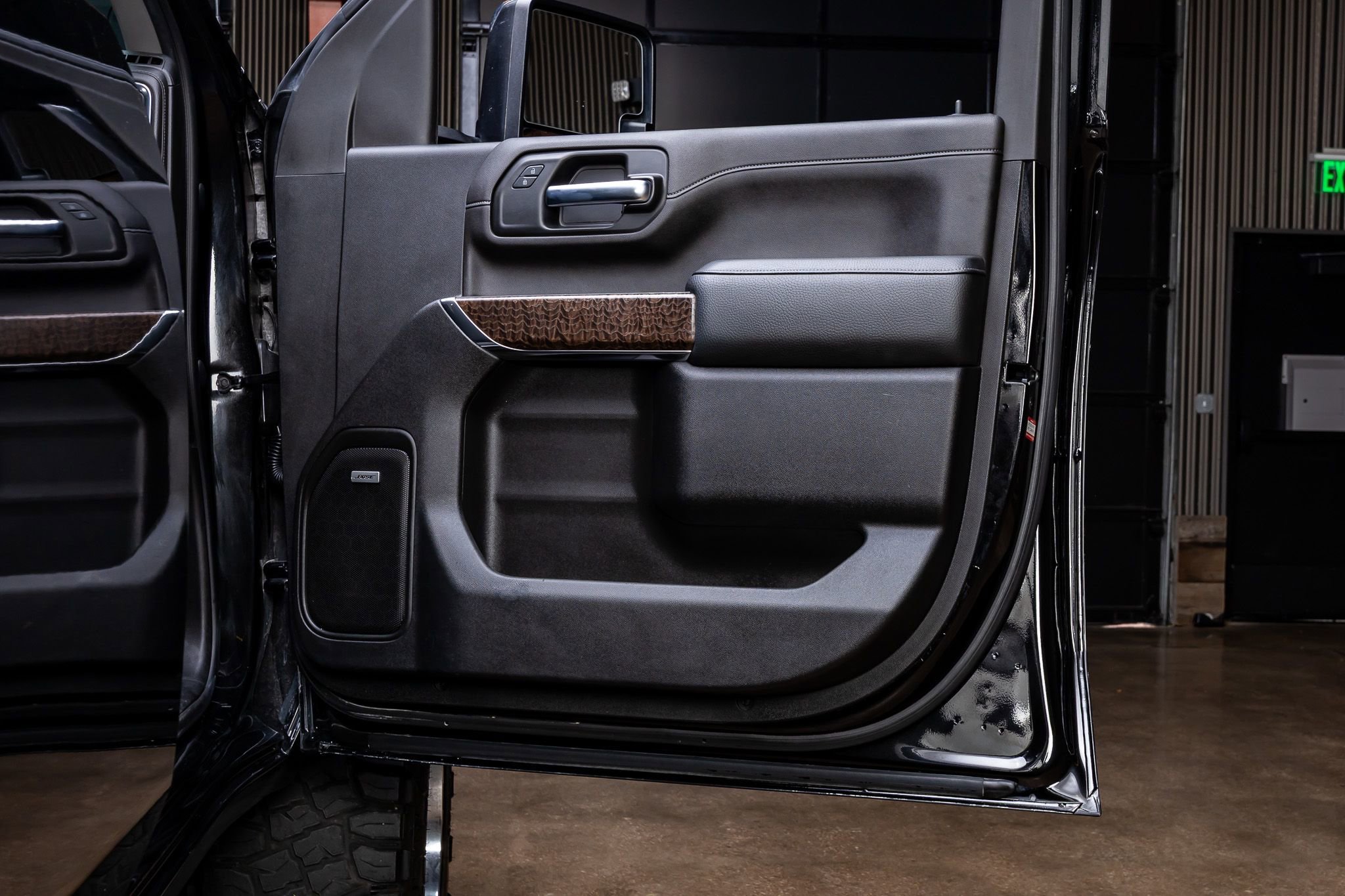 Used 2023 GMC Sierra 2500 Denali w/ Denali Black Diamond Edition AWD/4WD image 36