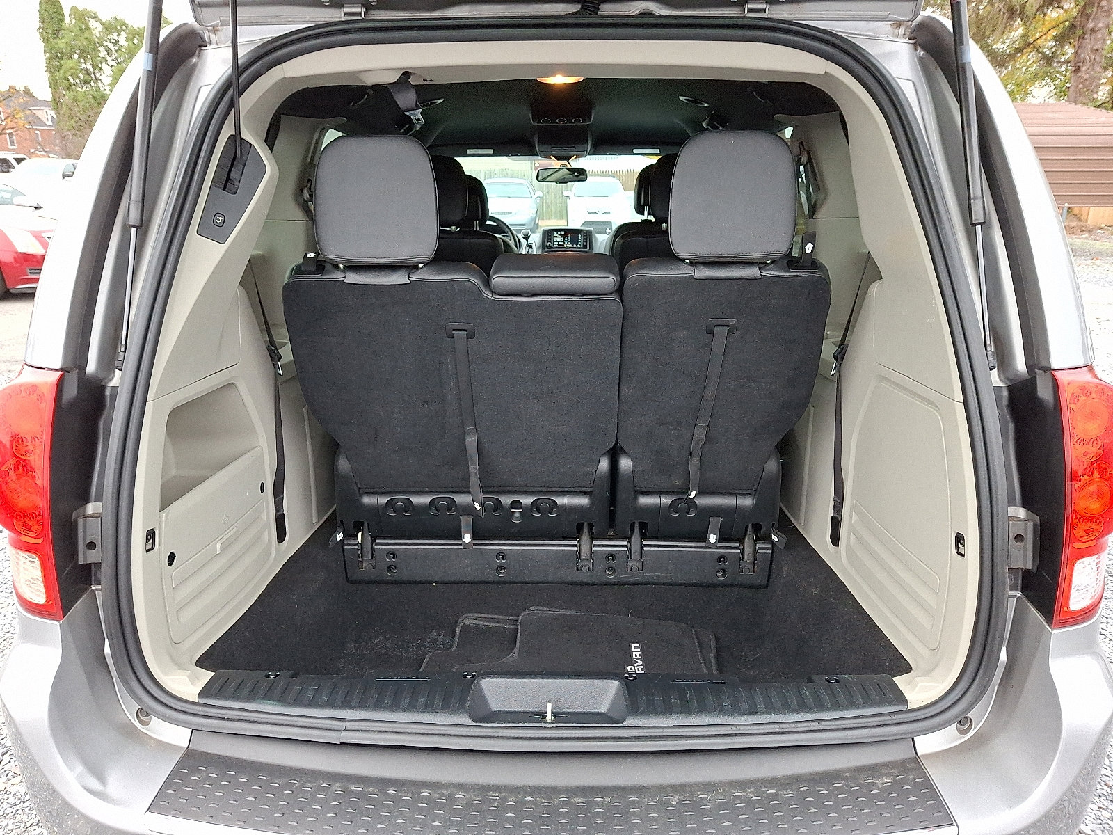 Used 2017 Dodge Grand Caravan SXT image 28