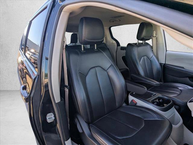 Used 2023 Chrysler Pacifica Touring-L image 21