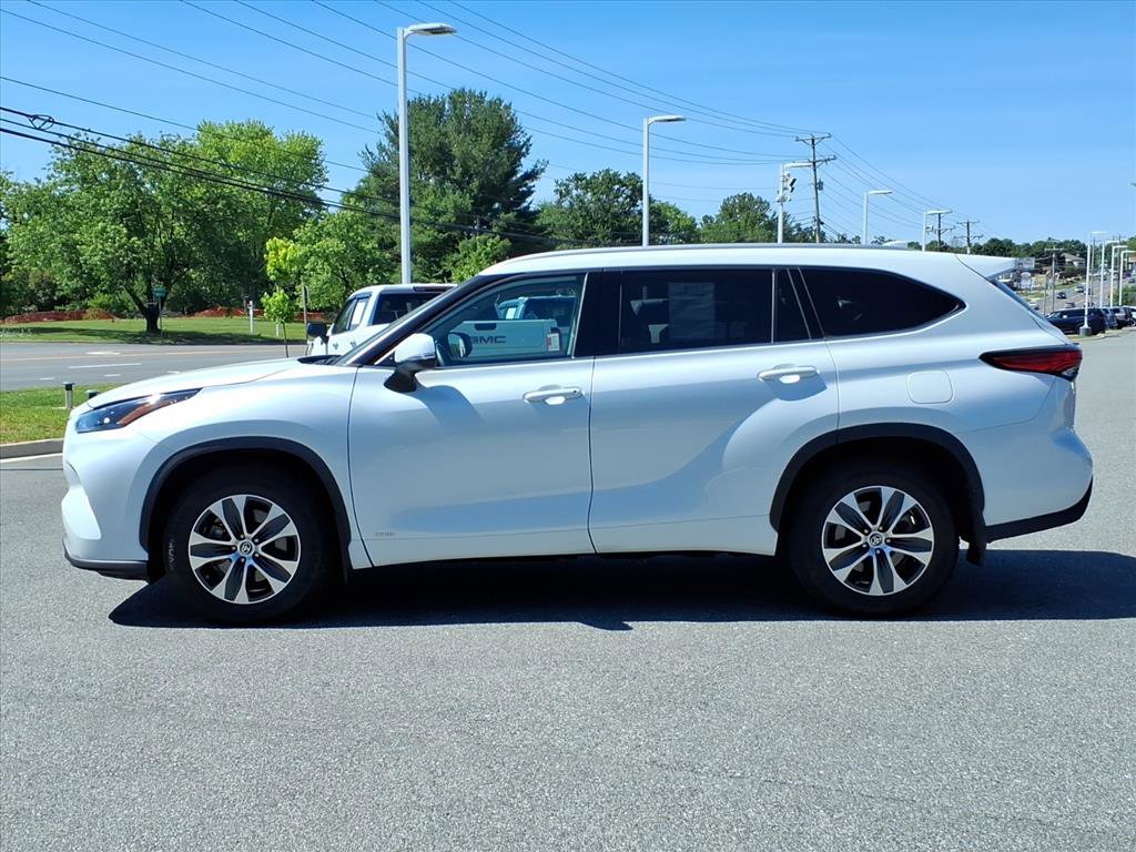 Used 2022 Toyota Highlander XLE AWD/4WD image 7